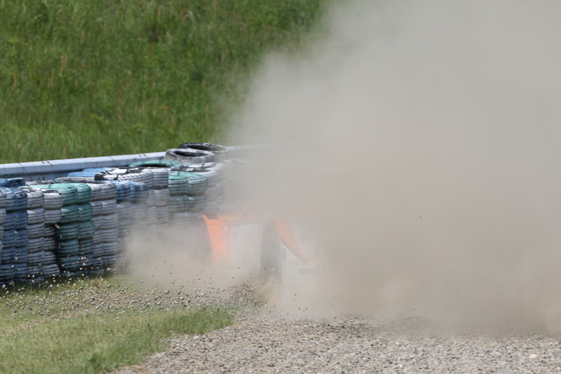 チェッカー直前に中嶋一貴選手のドライブする36号車 au TOM'S LC500がコースアウト