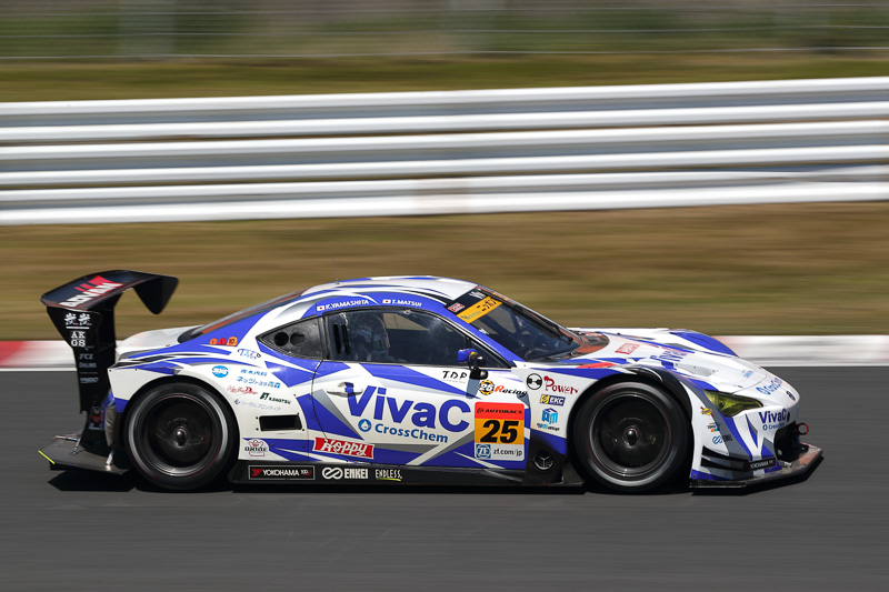 GT300クラスのポールポジションは25号車 VivaC 86 MC（松井孝允/山下健太組、YH）