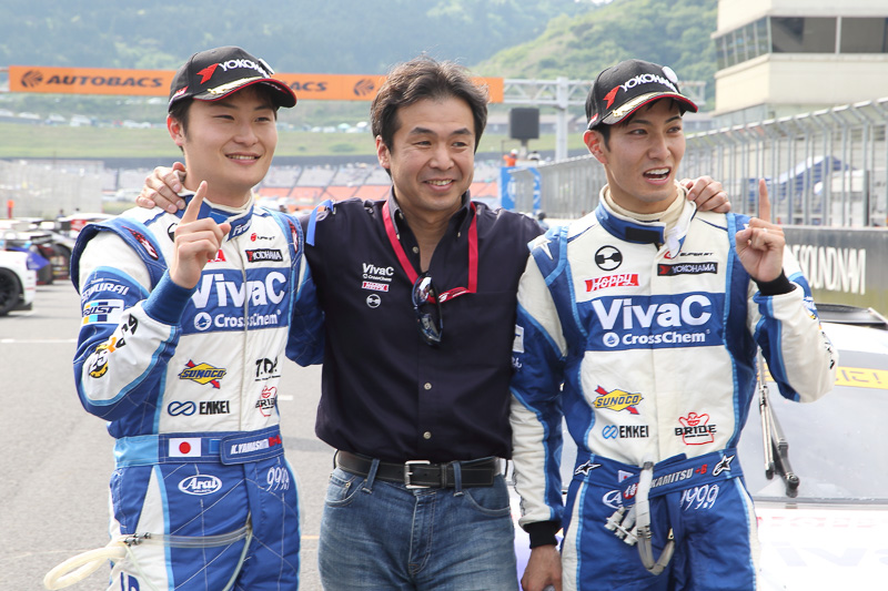 土屋武士監督（中央）、山下健太選手（左）、松井孝允選手（右）