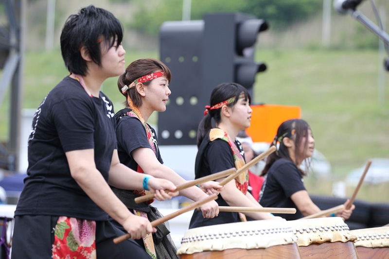 久住高原 くたみ太鼓の演奏も。近年のSUPER GTは地元密着で開催されている