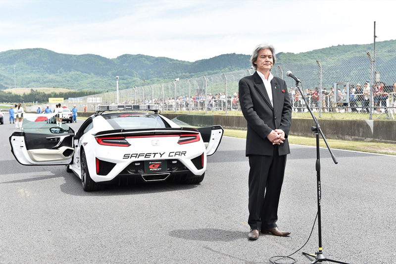 パレードラップ開始5分前に、桜伊織氏による国歌独唱