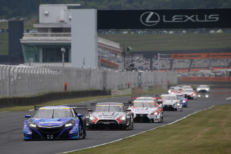 ポールポジションの100号車が序盤を支配した