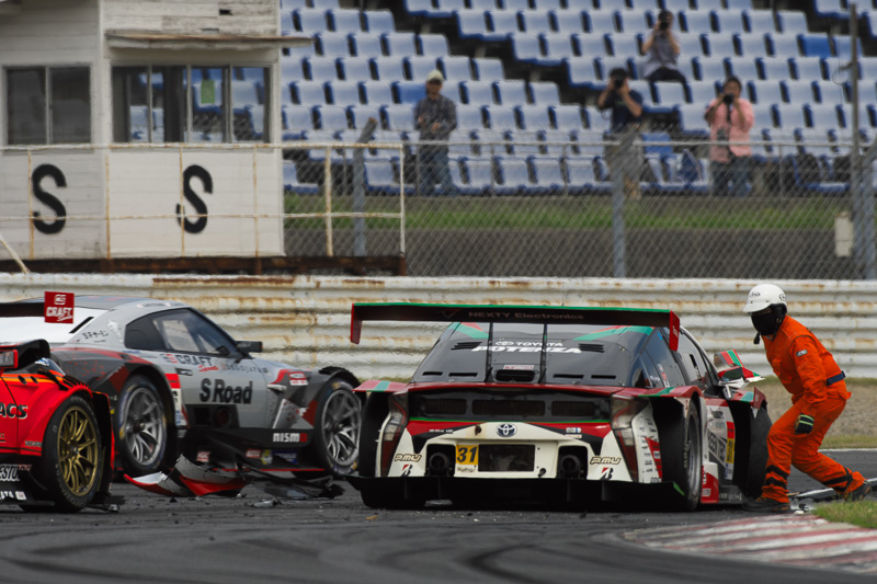 8号車 ARTA NSX-GTのスピンによりセーフティカーが導入された