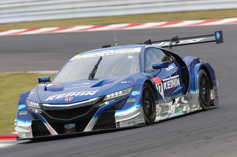 2位まで追い上げた17号車 KEIHIN NSX-GT（塚越広大/小暮卓史組、BS）