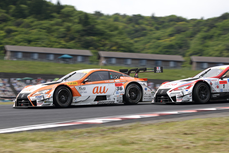 36号車 au TOM'S LC500と1号車 DENSO KOBELCO SARD LC500の激しいトップ争い