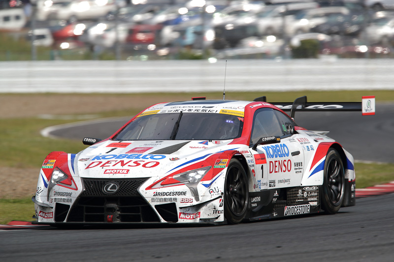 36号車 au TOM'S LC500と1号車 DENSO KOBELCO SARD LC500のトップ争いは、思わぬ幕切れとなった