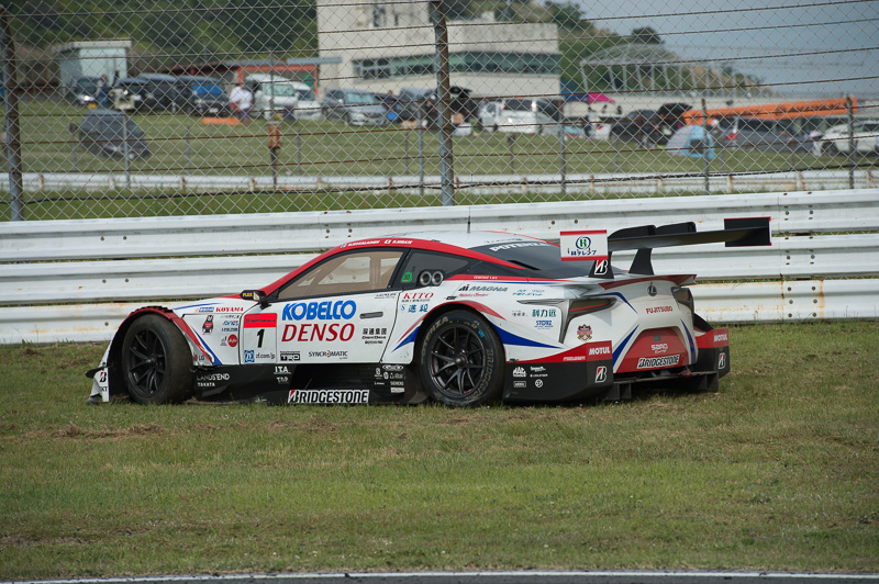 36号車 au TOM'S LC500と1号車 DENSO KOBELCO SARD LC500のトップ争いは、思わぬ幕切れとなった