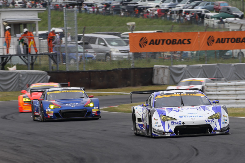 25号車、61号車 SUBARU BRZ R&D SPORT（井口卓人/山内英輝組、DL）、55号車 ARTA BMW M6 GT3（高木真一/ショーン・ウォーキンショー組、BS）の順位でレースは進行