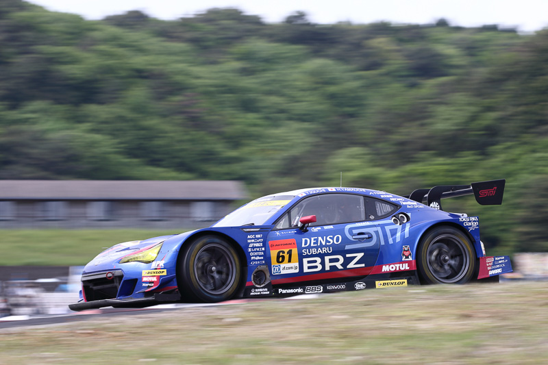 0.091秒差までトップを追い詰め、2位となった61号車 SUBARU BRZ R&D SPORT（井口卓人/山内英輝組、DL）