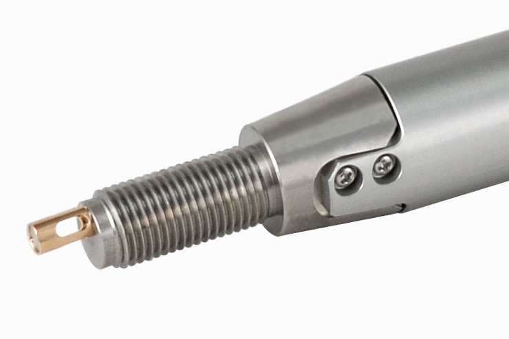 小型プローブ先端の直径5mmという検出部分。複数のレーザー光を通過させてシリンダー内の温度とCO2濃度を算出する