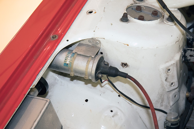 国内のクルマと大きく違うのは点火系。ダイレクトイグニッションではなくディストリビューターを使う点火方式になっている。そのため、RB20DETエンジンながらディストリビューター、プラグコードと点火コイルが付いている