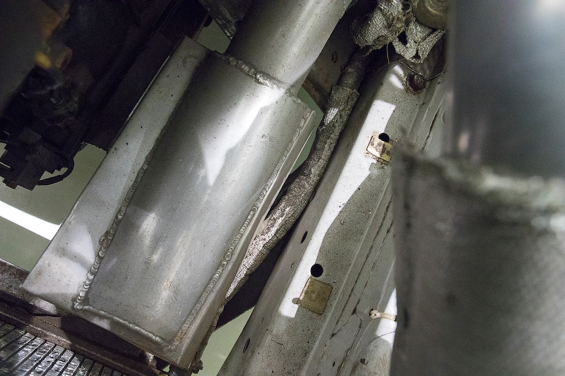 吸入空気量測定もエアフロセンサーを使うLジェトロから圧力センサー式のDジェトロに変更。タービンコンプレッサーのインテークから真っ直ぐに吸気パイプが伸び、車体下部から空気を採り入れるレイアウトに見える。エンジン制御はイギリスのザイテック製ECUで行なう。グローブボックス内にセットされていた