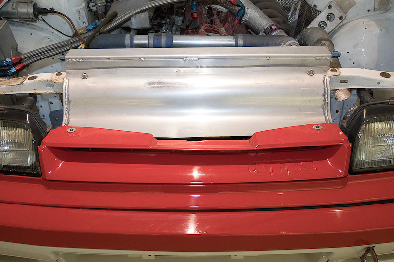 クーリング系もNMEが製作したもの。ラジエターの導風板なども日本のグループAマシンとは作りが異なっている。バンパー開口部はセンターがインタークーラー、左右にオイルクーラーとブレーキ冷却用と思われるダクトがあった