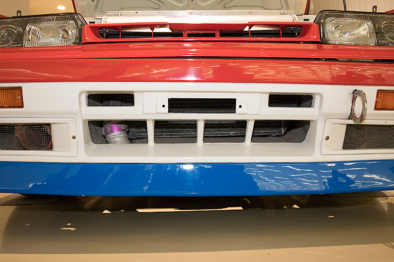 クーリング系もNMEが製作したもの。ラジエターの導風板なども日本のグループAマシンとは作りが異なっている。バンパー開口部はセンターがインタークーラー、左右にオイルクーラーとブレーキ冷却用と思われるダクトがあった