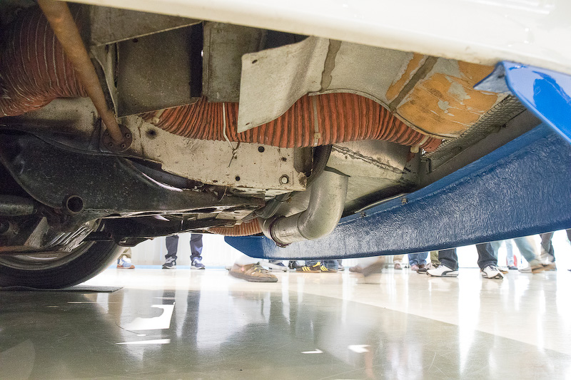 正面から見て左のダクト。内側がブレーキ用、外側がオイルクーラーへ風を導く通路。オイルクーラーへの通路は凝った形状になっていた