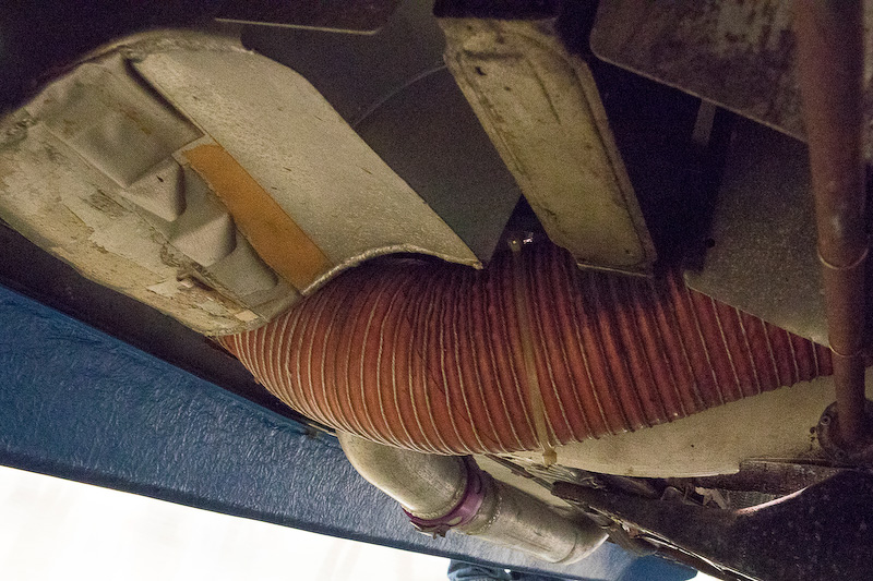 左右にオイルクーラーのコアがあった。どちらもエンジン用かどうかは不明。このクルマにはデフクーラーも付いているとのことだが、リアの下まわりにコアは見えなかった