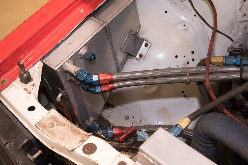 タービンまわりの遮熱処理も、材料を含めて日本で作ったクルマとは異なる。オイルのブローバイは両方のカムカバーから取り出され、キャッチタンクへ送られる。キャッチタンク下部にはガスと分けたオイルをエンジンへ戻すようなホースがある。あとブレーキのマスターバックが外されているが、マスターバックがないぶんタワーバーがバルクヘッド寄りにセットされている