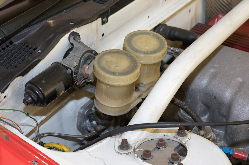 タービンまわりの遮熱処理も、材料を含めて日本で作ったクルマとは異なる。オイルのブローバイは両方のカムカバーから取り出され、キャッチタンクへ送られる。キャッチタンク下部にはガスと分けたオイルをエンジンへ戻すようなホースがある。あとブレーキのマスターバックが外されているが、マスターバックがないぶんタワーバーがバルクヘッド寄りにセットされている