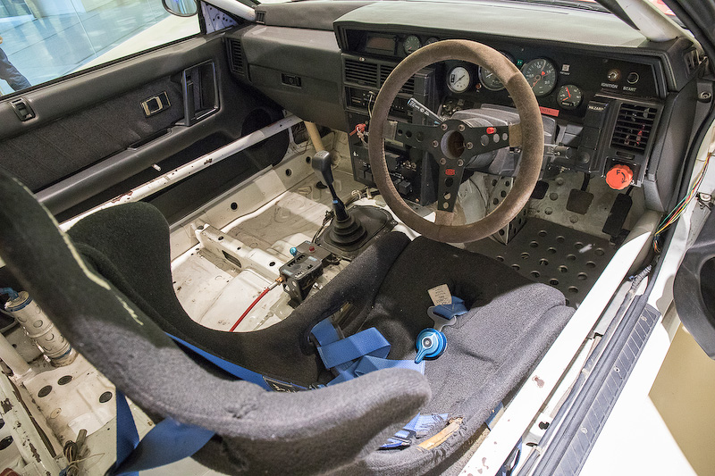 ダッシュパネルに市販車の面影が残るコクピット。シートも国内では見かけないメーカーのものが付いていた