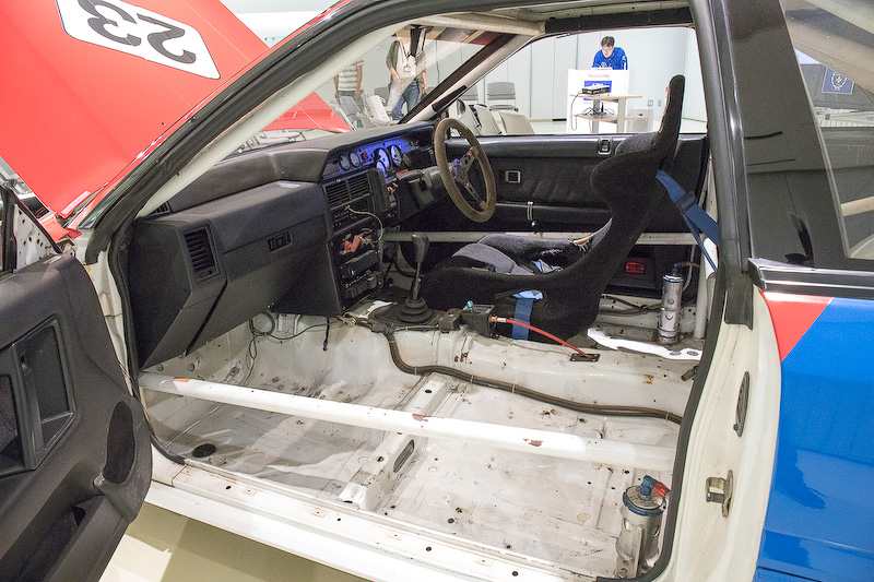 ダッシュパネルに市販車の面影が残るコクピット。シートも国内では見かけないメーカーのものが付いていた