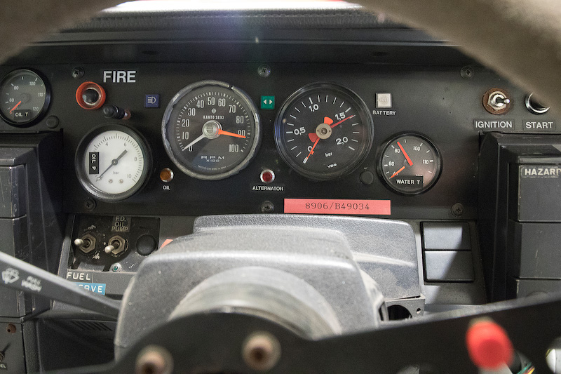 ダッシュパネルではメーターパネルを作り直している。実際に走行したときのものかは不明だが、ブースト計のスパイ針が指す数値は約1.6kg/cm<sub>2</sub>。タコメーターは9200rpm付近を指している。水温は約85℃あたりとかなり低め。左側には油温計と燃圧計がある。イグニッション系は右側に付いている