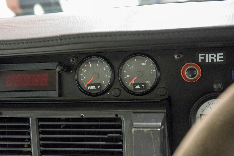 ダッシュパネルではメーターパネルを作り直している。実際に走行したときのものかは不明だが、ブースト計のスパイ針が指す数値は約1.6kg/cm<sub>2</sub>。タコメーターは9200rpm付近を指している。水温は約85℃あたりとかなり低め。左側には油温計と燃圧計がある。イグニッション系は右側に付いている