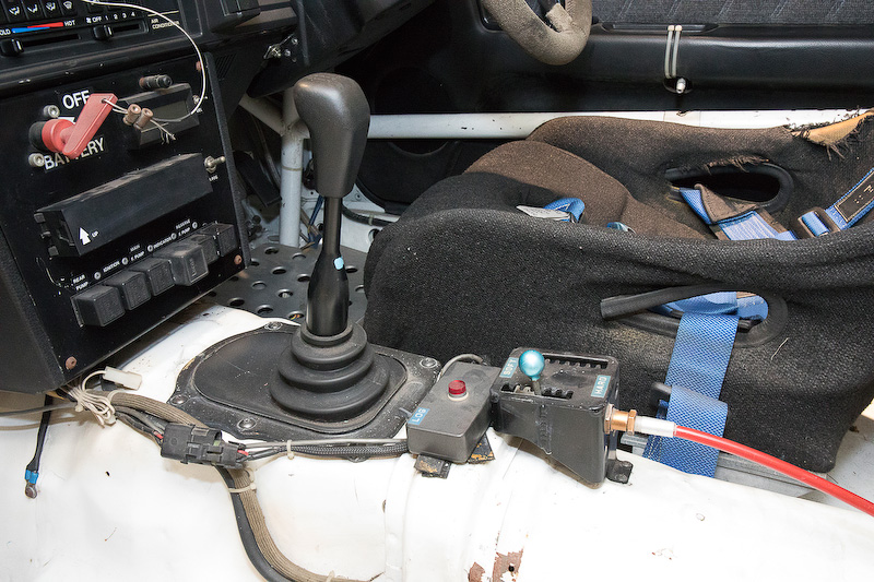 トランスミッションはリーボックスカイラインのレストア時に取り外されてしまったので、現在はノーマルのものが載っているとのこと。完成時はレース用トランスミッションに戻される予定。センターコンソールにはキルスイッチやヒューズなど電装系がまとめられている