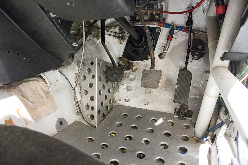 ペダルはノーマル。ヒールプレートとフットレストが追加される。シートはワンオフステーを用いて固定されている。ドア内張からはウィンドウ開閉用のロッドだけ出ている。元はハンドルがあったのかも知れない