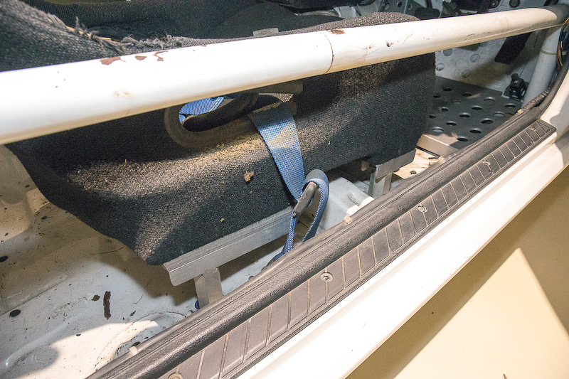 ペダルはノーマル。ヒールプレートとフットレストが追加される。シートはワンオフステーを用いて固定されている。ドア内張からはウィンドウ開閉用のロッドだけ出ている。元はハンドルがあったのかも知れない