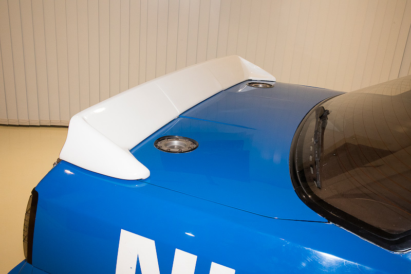 燃料タンクはトランク下部に付いている。燃料注入、エア抜きを別々に行なう当時の給油システムだ