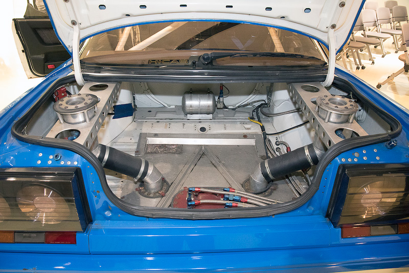 燃料タンクはトランク下部に付いている。燃料注入、エア抜きを別々に行なう当時の給油システムだ