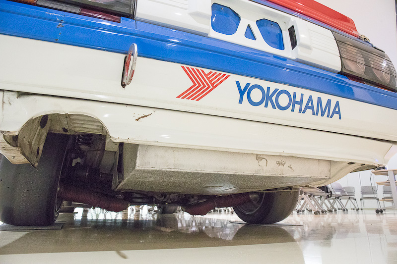 燃料タンクはトランク下部に付いている。燃料注入、エア抜きを別々に行なう当時の給油システムだ