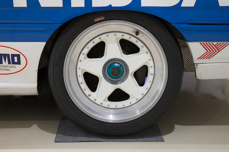 ホイールはレースで使っていたものが欠品していたので、いわゆる転がし用が装着されていた。本来はBBS製が付いていたとのこと。タイヤは横浜ゴム製。このサイズはまだ入手可能ということで、レストア時も横浜ゴム製のスリックタイヤを使う