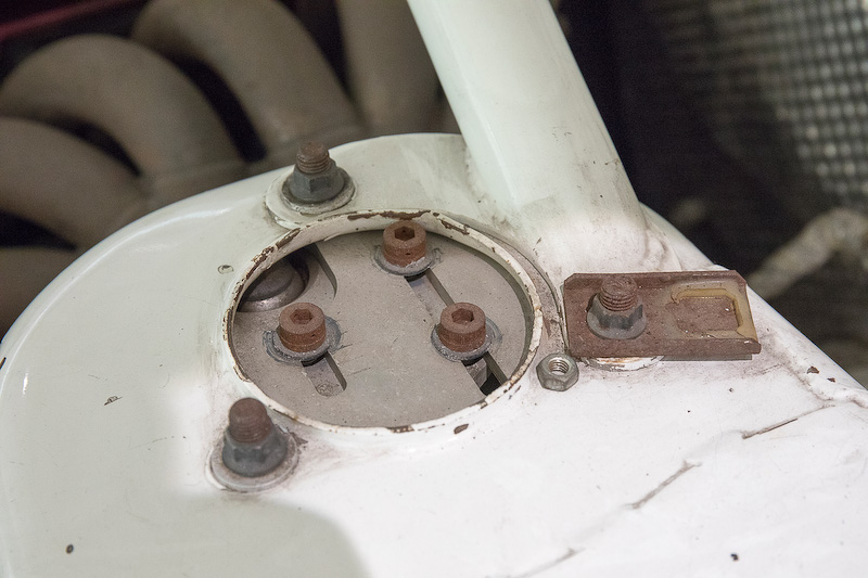 特殊なアッパーマウントを使用していた。ショックのロッドが見えないくらい倒しているだけでなく、取り付け位置も若干前にずらすような形状だ。キャンバーは日本のマシンほど付けていなかった