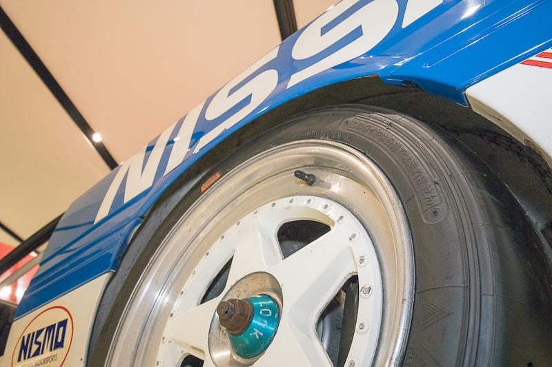 リアサスは上下を逆さまにして付けてあった。R31はリアに太いタイヤが入らないので、径の太いケースを上にして奥行きを稼いだのだろうか。なお、太いタイヤが入らずトレッドも広げられないこの構造は、R32を作るときに反省点として挙げられたという。R31はセミトレ式なのでデフマウントも独特。ロアアームの取り付けは形状がノーマルとは変えてあった。なお、これはレギュレーションの範囲内とのこと。ドライブシャフトの後ろにあるのはデフクーラー用のポンプだ