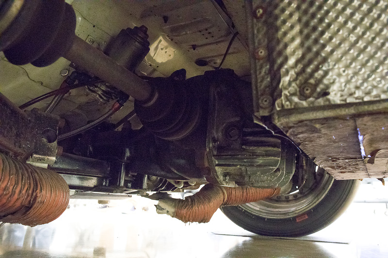 リアサスは上下を逆さまにして付けてあった。R31はリアに太いタイヤが入らないので、径の太いケースを上にして奥行きを稼いだのだろうか。なお、太いタイヤが入らずトレッドも広げられないこの構造は、R32を作るときに反省点として挙げられたという。R31はセミトレ式なのでデフマウントも独特。ロアアームの取り付けは形状がノーマルとは変えてあった。なお、これはレギュレーションの範囲内とのこと。ドライブシャフトの後ろにあるのはデフクーラー用のポンプだ