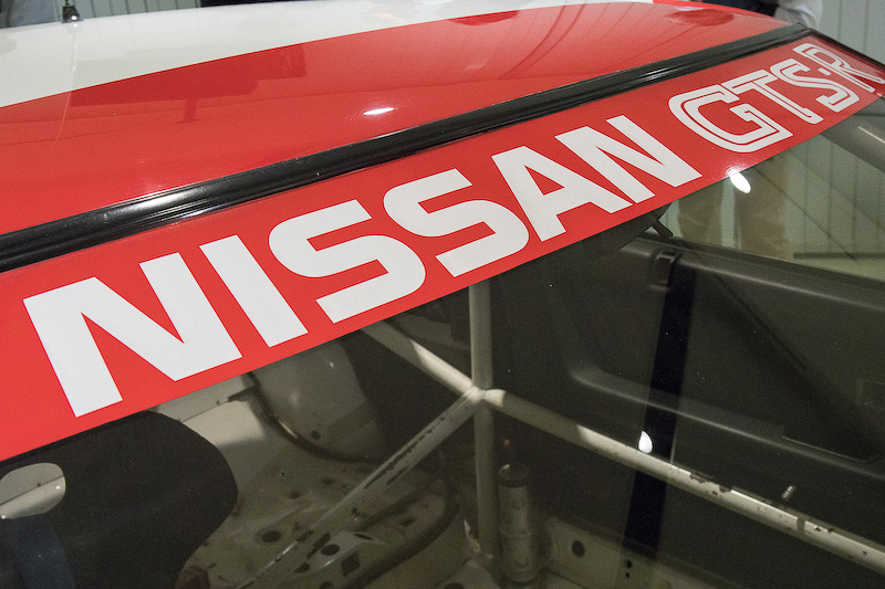 ボディは全塗装される予定。車体のステッカーも貼り直される。GTS-RのグループAレースカーは日本にもあるが、このクルマは日産カラーをまとうワークスカー。ルックスのよさはピカイチといえるクルマだ。スポンサーステッカーはサイドにBBS、リアバンパーにYOKOHAMAのみ貼ってある。このシンプルさもワークスカーならでは