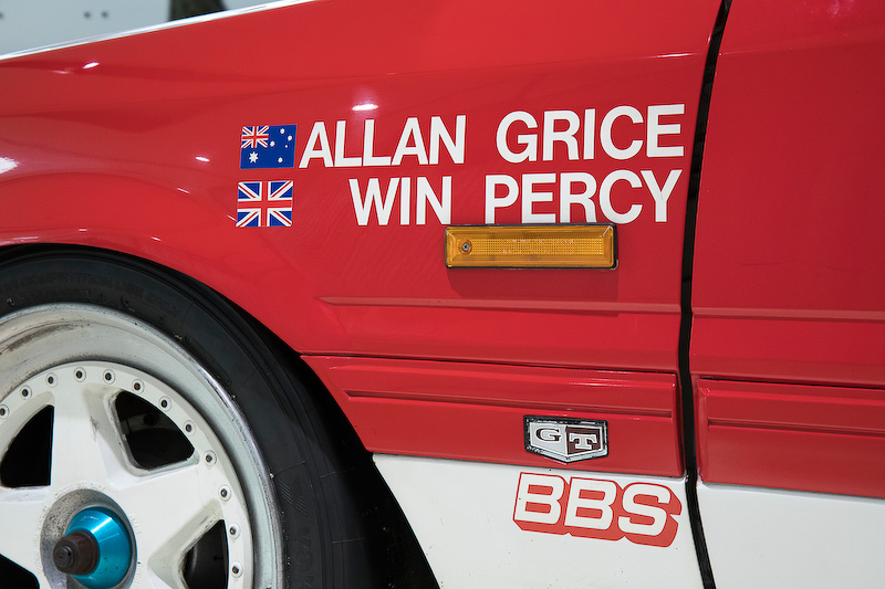 ボディは全塗装される予定。車体のステッカーも貼り直される。GTS-RのグループAレースカーは日本にもあるが、このクルマは日産カラーをまとうワークスカー。ルックスのよさはピカイチといえるクルマだ。スポンサーステッカーはサイドにBBS、リアバンパーにYOKOHAMAのみ貼ってある。このシンプルさもワークスカーならでは