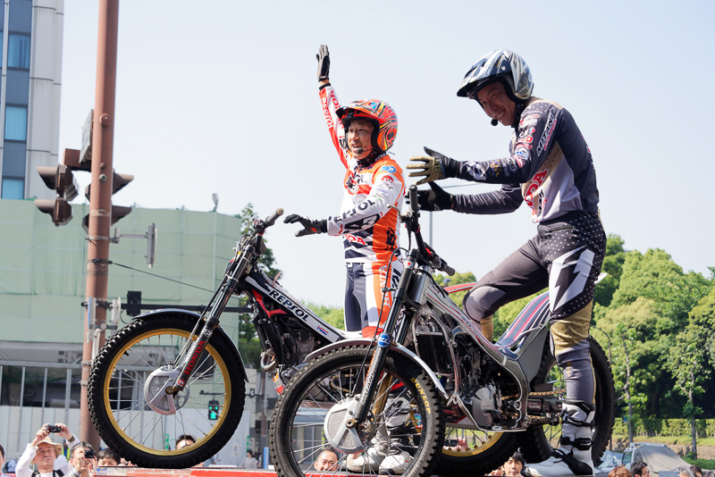 トークショーの後、会場前のスペースで2選手によるデモラン