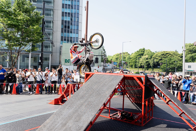 トークショーの後、会場前のスペースで2選手によるデモラン