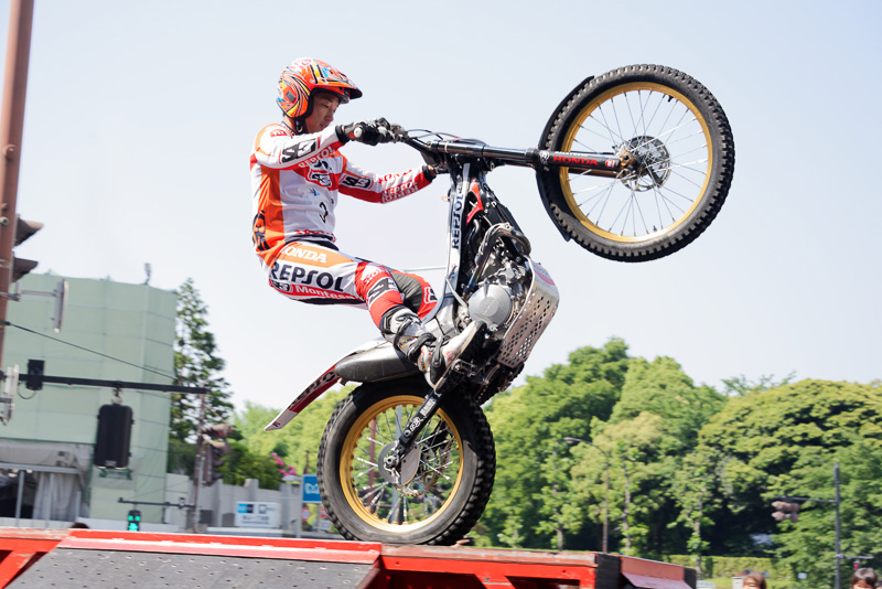 観客の目の前まで迫る藤波選手のパフォーマンス