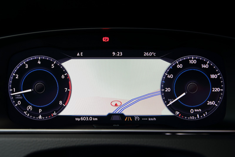 フォルクスワーゲンとして「パサート GTE」に初採用した12.3インチの大型ディスプレイを備えるデジタルメータークラスター「Active info Display」はRに標準装備、TSI ハイライン/GTI/TSI R-Lineにオプション設定