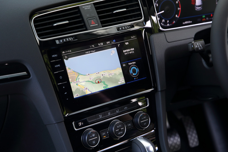 ジャスチャーコントロール機能を搭載する純正インフォテイメントシステム「Discover Pro」では、同日リリースされたスマートフォン向けアプリ「Volkswagen Media Control」に対応。アプリ側から目的地設定が行なえるほか、スマホで車両情報などを確認できる