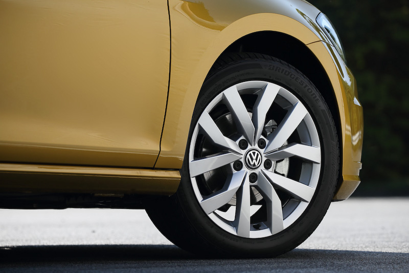 エクステリアでは新デザインのフロント/リアバンパーを採用するほか、ハイラインのみ17インチアルミホイールのデザインが刷新されている（タイヤサイズは225/45 R17）