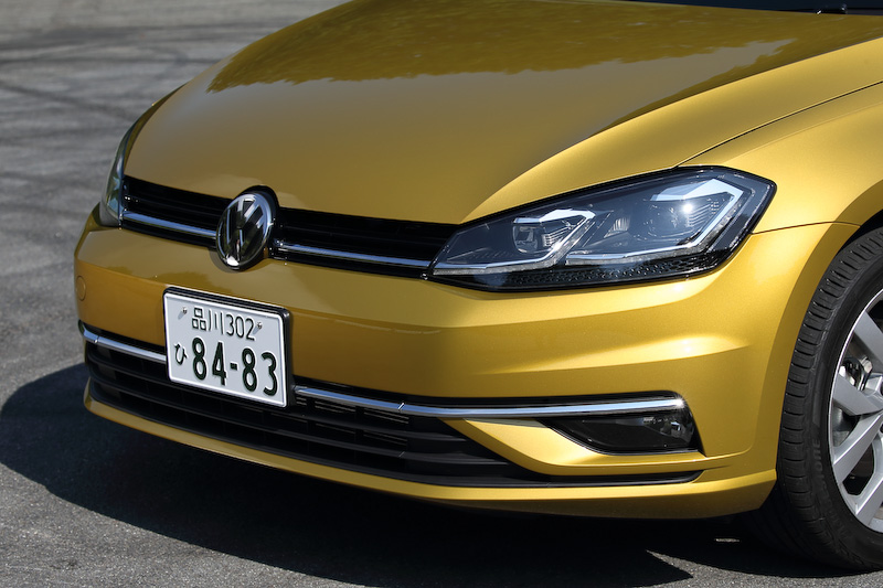 エクステリアでは新デザインのフロント/リアバンパーを採用するほか、ハイラインのみ17インチアルミホイールのデザインが刷新されている（タイヤサイズは225/45 R17）