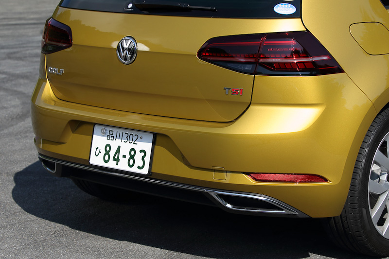 エクステリアでは新デザインのフロント/リアバンパーを採用するほか、ハイラインのみ17インチアルミホイールのデザインが刷新されている（タイヤサイズは225/45 R17）