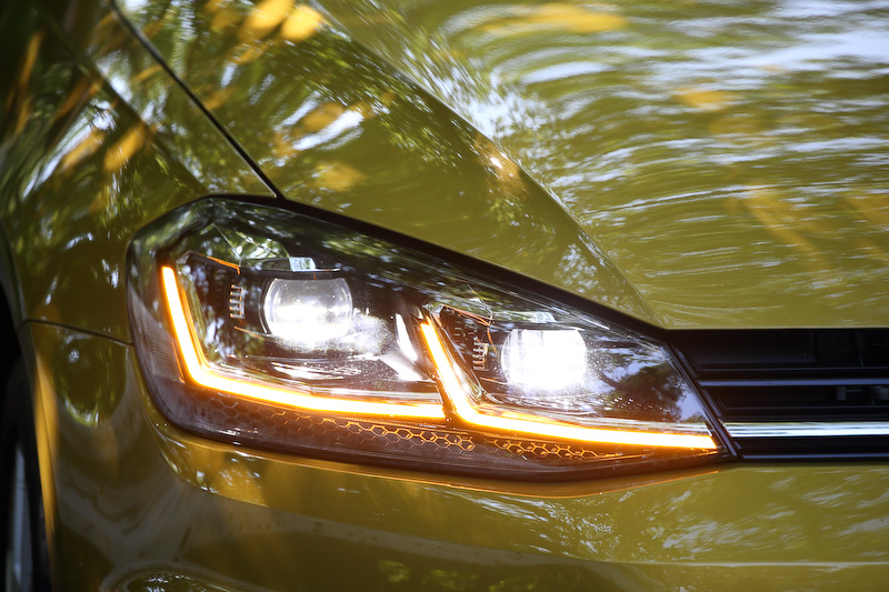 新造形のLEDヘッドライトはTSI ハイライン、GTI、Rに標準装備。TSI コンフォートラインはオプション設定となる