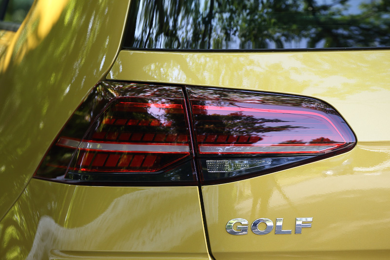 ゴルフ/ゴルフ ヴァリアントともにLEDのテールランプを標準装備。ゴルフ（ハッチバック）ではウインカーが流れるように光る「ダイナミックターンインジケーター」をフォルクスワーゲンとして初採用している