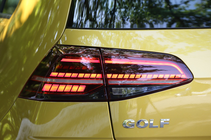 ゴルフ/ゴルフ ヴァリアントともにLEDのテールランプを標準装備。ゴルフ（ハッチバック）ではウインカーが流れるように光る「ダイナミックターンインジケーター」をフォルクスワーゲンとして初採用している