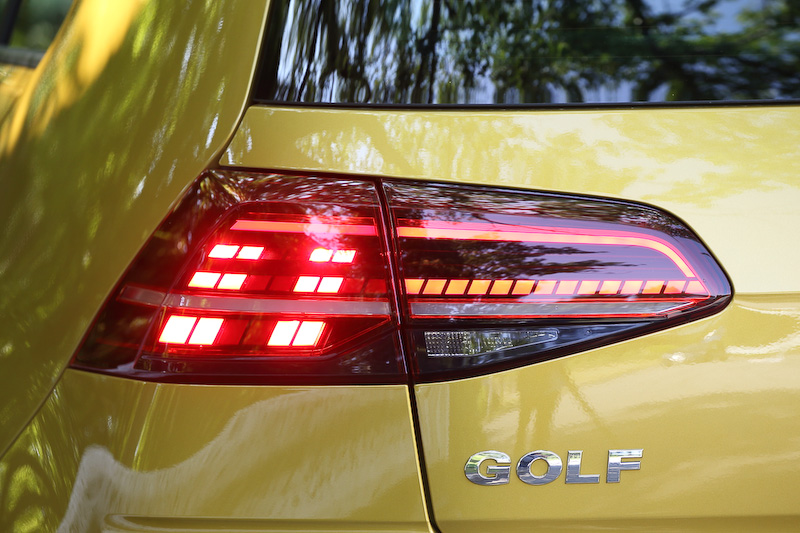 ゴルフ/ゴルフ ヴァリアントともにLEDのテールランプを標準装備。ゴルフ（ハッチバック）ではウインカーが流れるように光る「ダイナミックターンインジケーター」をフォルクスワーゲンとして初採用している
